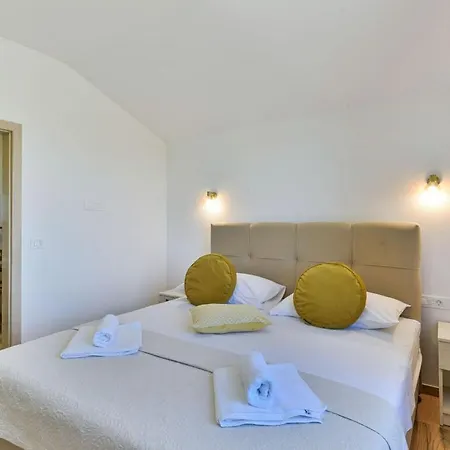 فيلة With Pool, Jacuzzi And Sauna بريفلاكا