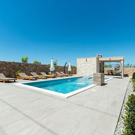 With Pool, Jacuzzi And Sauna فيلة بريفلاكا