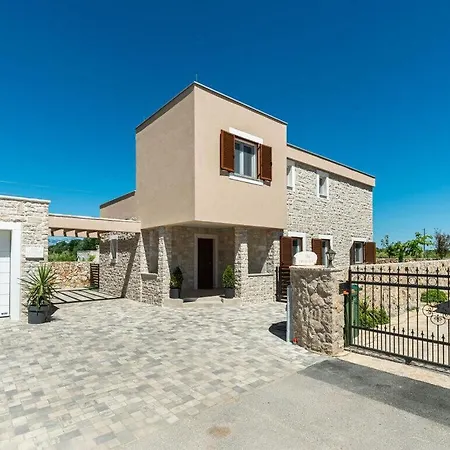 With Pool, Jacuzzi And Sauna بريفلاكا