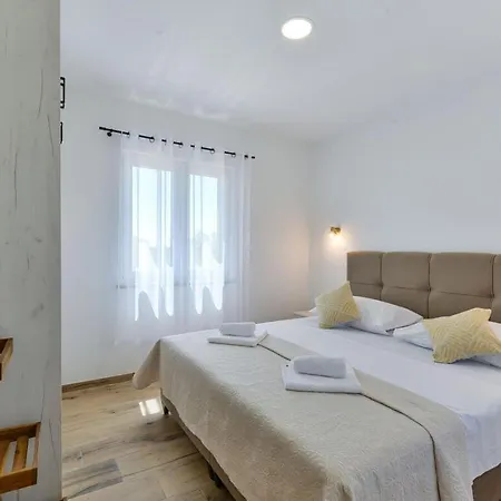 With Pool, Jacuzzi And Sauna * Privlaka (Zadar)