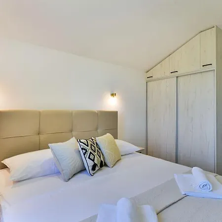 With Pool, Jacuzzi And Sauna * Privlaka (Zadar)